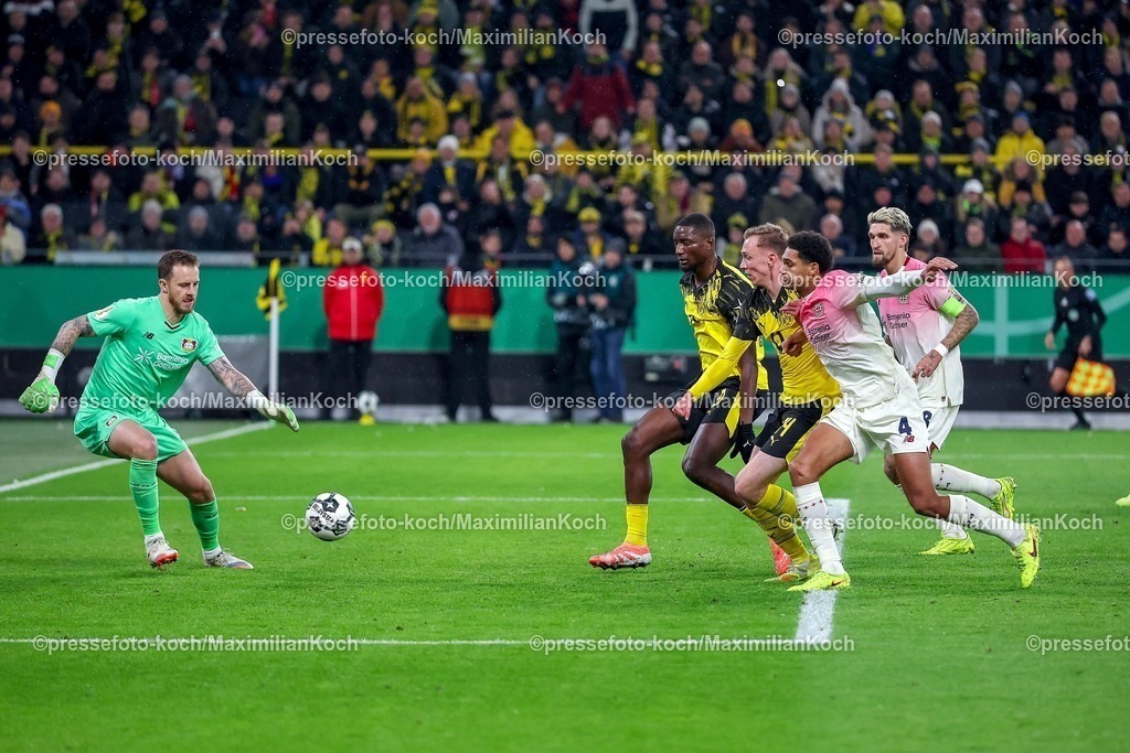BVB02122501147 | 02.12.2025, Fußball, DFB-Pokal, Borussia Dortmund - Bayer 04 Leverkusen, Achtelfinale, Signal Iduna Park, Saison 2025 2026: Torwart Mark Flekken (Bayer04 #01) Jarell Quansah (Bayer04 #04) und Robert Andrich (Bayer04 #08) verteidigen im Strafraum gegen Maximilian Beier (BVB #14) und Serhou Guirassy (BVB #09) DFB regulations prohibit any use of photographs as image sequences and or quasi-video.