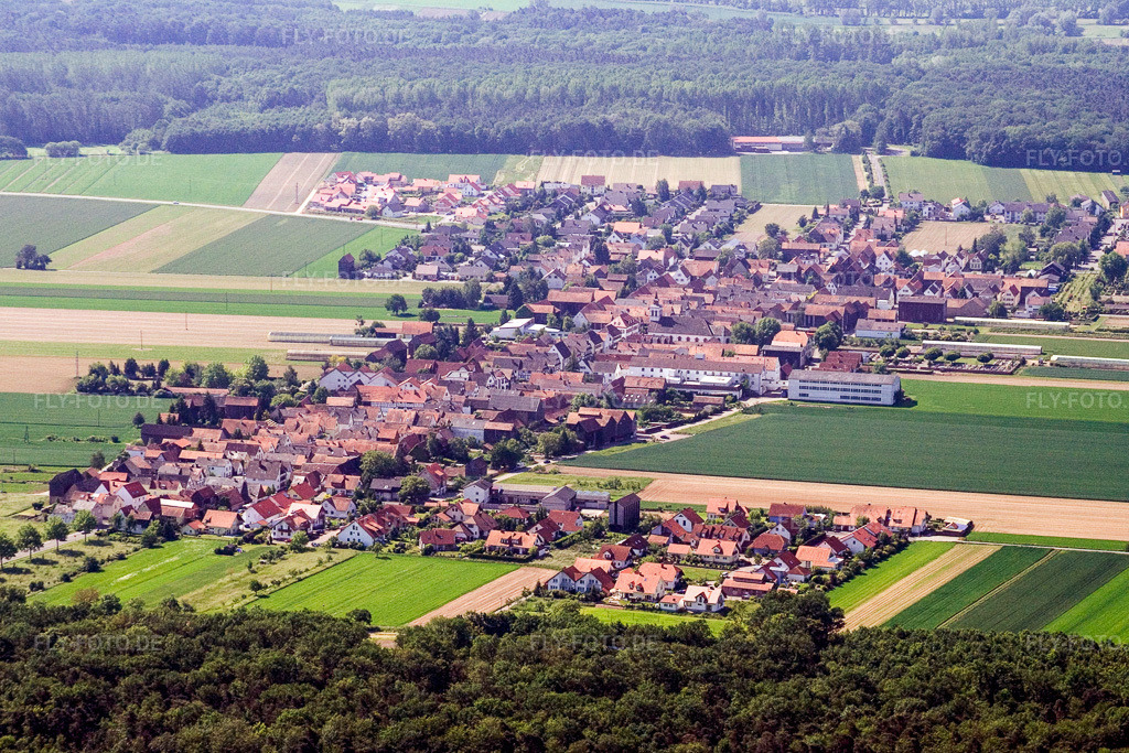 Luftbild: Ortsansicht von Nordosten im Ortsteil Hayna in Herxheim im Bundesland Rheinland-Pfalz in Deutschland. – Foto: IMG_2267.jpg vom 03.06.2006 durch Werner Riehm/FLY-FOTO.de – Auflösung des Originals: 3116 x 2077 px