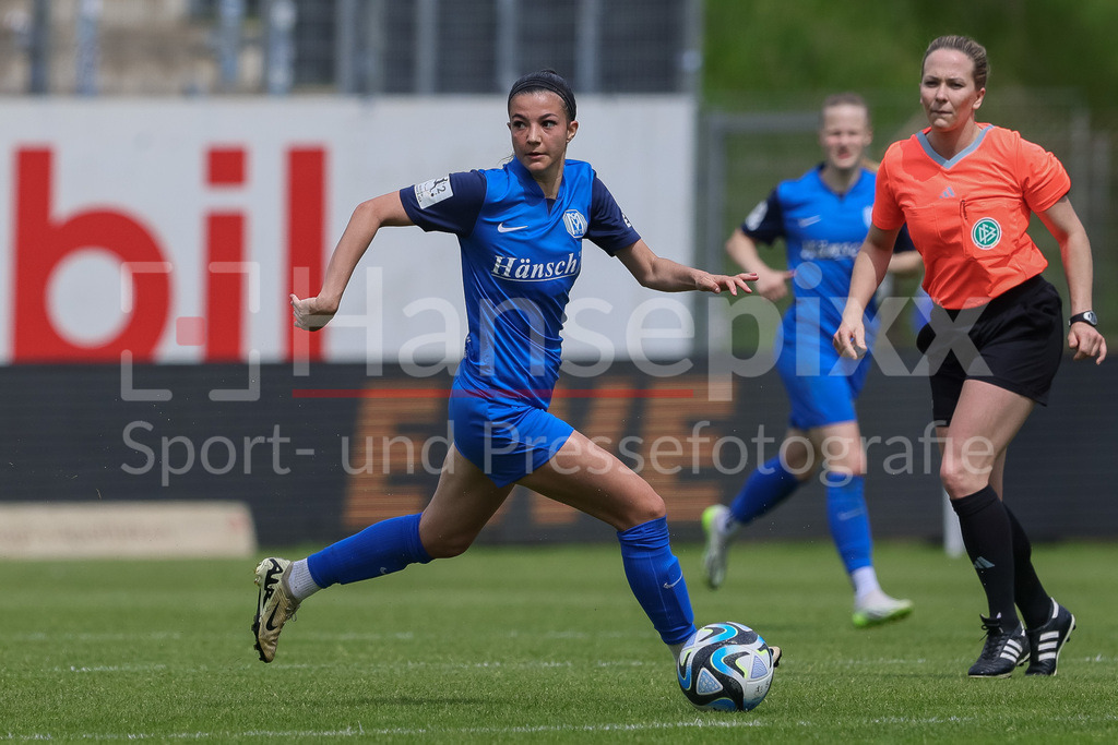 Fussball, 2. Frauen-Bundesliga, SV Meppen - VfL Wolfsburg II | v.li.: Vildan Kardesler (SV Meppen, 27) am Ball, Einzelbild, Ganzkörper, Aktion, Action, Spielszene, DIE DFB-RICHTLINIEN UNTERSAGEN JEGLICHE NUTZUNG VON FOTOS ALS SEQUENZBILDER UND/ODER VIDEOÄHNLICHE FOTOSTRECKEN. DFB REGULATIONS PROHIBIT ANY USE OF PHOTOGRAPHS AS IMAGE SEQUENCES AND/OR QUASI-VIDEO.