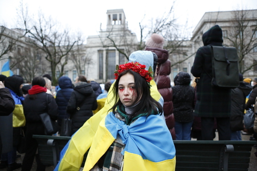 Berlin:  Panzerwrack aus der Ukraine vor der russischen Botschaft als Mahnmal gegen den Krieg | Deutschland, Berlin, 24.02.2023. Demonstranten vor  der russischen Botschaft in Berlin-Mitte, mit dem am Jahrestag des russischen Angriffs auf die Ukraine erinnert werden soll. Der zerstörte Panzer vom Typ T-72 soll einige Tage lang vor dem Gebäude Unter den Linden als Mahnmal gegen den Krieg stehen.