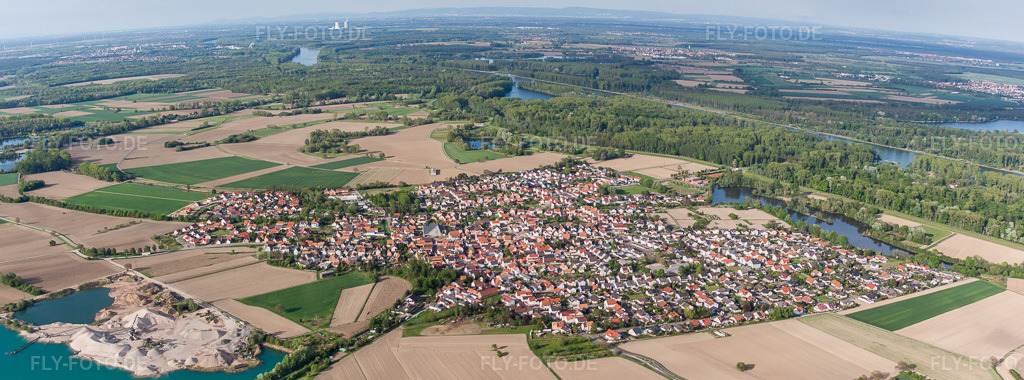 Luftbild: Panorama Perspektive der Ortsansicht der Straßen und Häuser der Wohngebiete in Leimersheim im Bundesland Rheinland-Pfalz in Deutschland. Foto: IMG_50016-Bearbeitet.jpg vom 01.05.2012 durch Werner Riehm/FLY-FOTO.deAuflösung des Originals: 7876 x 2924 px