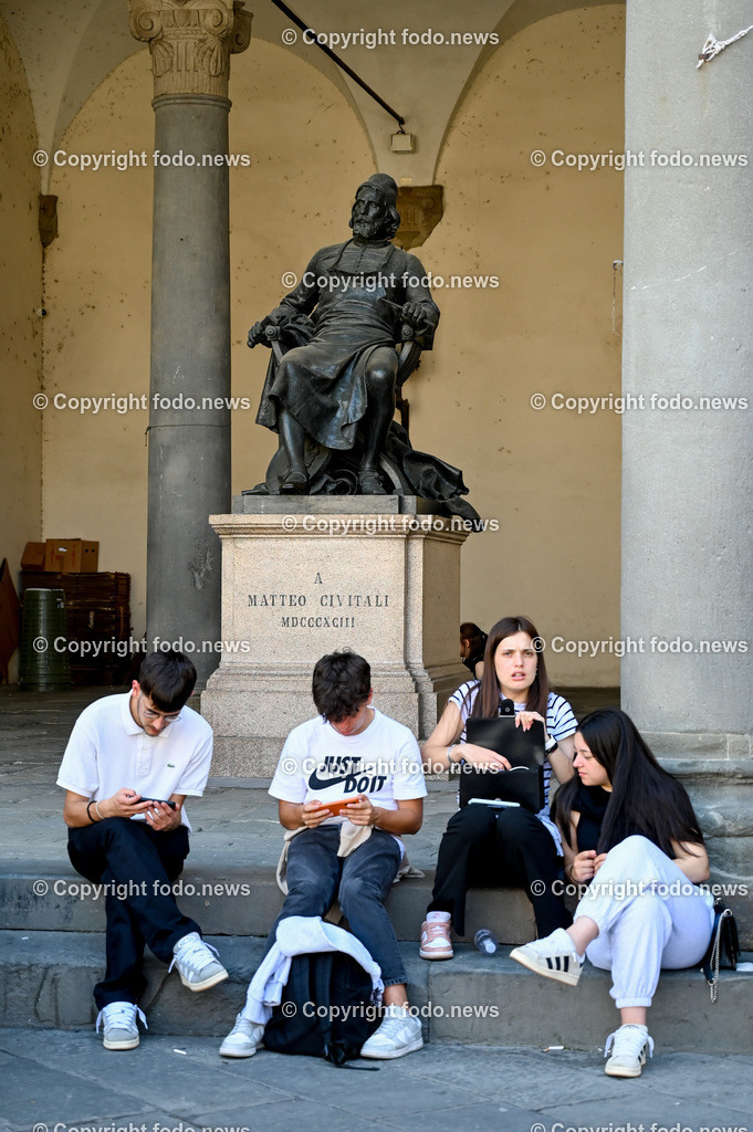 Italien_ Toscana_ Lucca_ 29.05.2024-47 | 29.05.2024, Italien, ITA, Toskana, Lucca im Bild Stadtansichten, Gebäude, Architektur, Touristen, Historisch, Souvenier, 


Lucca ist die Hauptstadt der Provinz Lucca in der Toskana. Sie liegt im Tal des Flusses Serchio etwa 20 km nordöstlich von Pisa und 20 km östlich der toskanischen Küste
Quelle: Wikipedia
