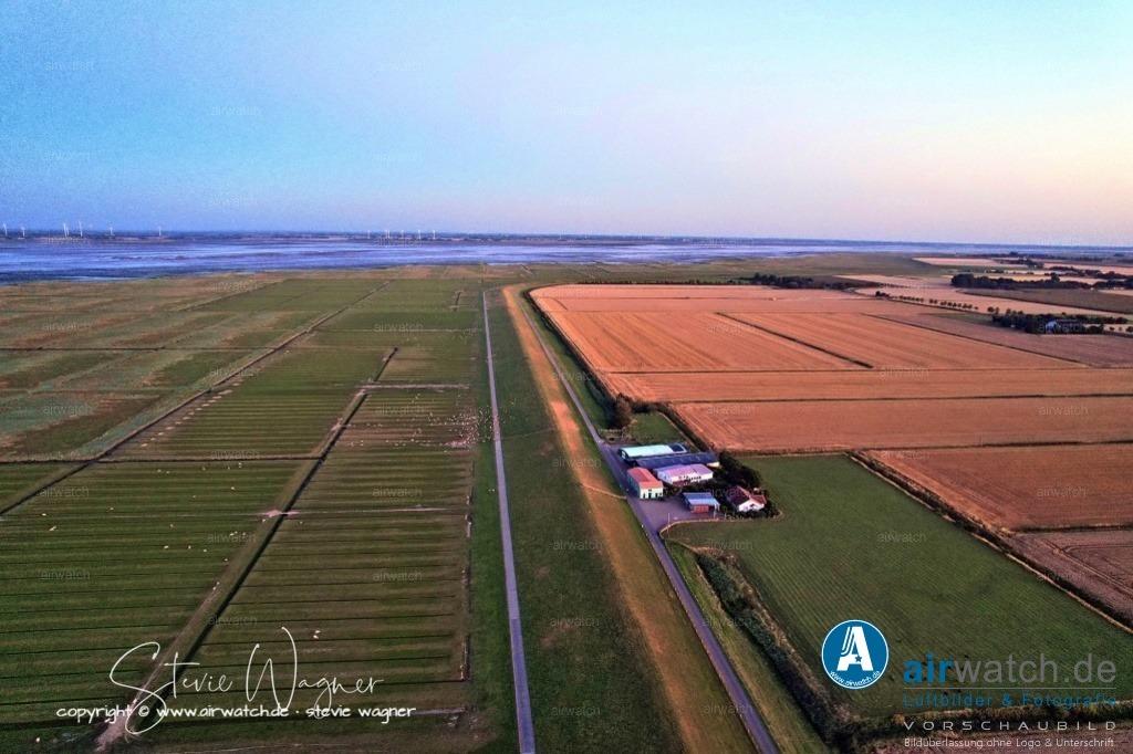 Nordsee, Nordfriesland, Nordstrand, Pohnshalligkoog - airwatch.de | Der Pohnshalligkoog ist ein Ortsteil der Gemeinde Nordstrand in Schleswig-Holstein. Er ist der jüngste bewohnte Koog der Halbinsel Nordstrand und hat etwa 274 Einwohner. Der Koog wurde 1924 durch die Eindeichung der ehemaligen Hallig Pohnshallig geschaffen.