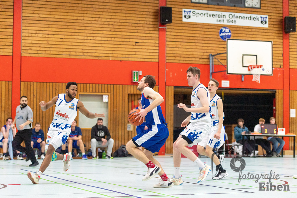 SV Ofenerdiek-TuS Ofen | SV Ofenerdiek (weiß)-TuS Ofen (blau) am 18.02.2024 in Ofenerdiek (Sporthalle Lagerstraße), Deutschland, Photo: Philip Eiben 2023 - Realisiert mit Pictrs.com