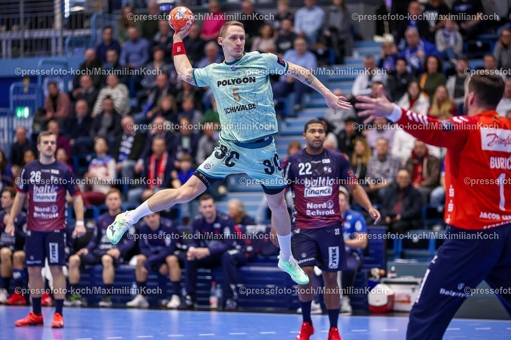 Gum11022501091 | 11.02.2025, Handball, European League - Hauptrunde Gruppe IV, VfL Gummersbach - SG Flensburg-Handewitt, Schwalbe-Arena: Tilen Kodrin (GUM #5) beim Wurf auf das Tor von Torhüter Benjamin Buric (Flensburg-Handewitt #1)