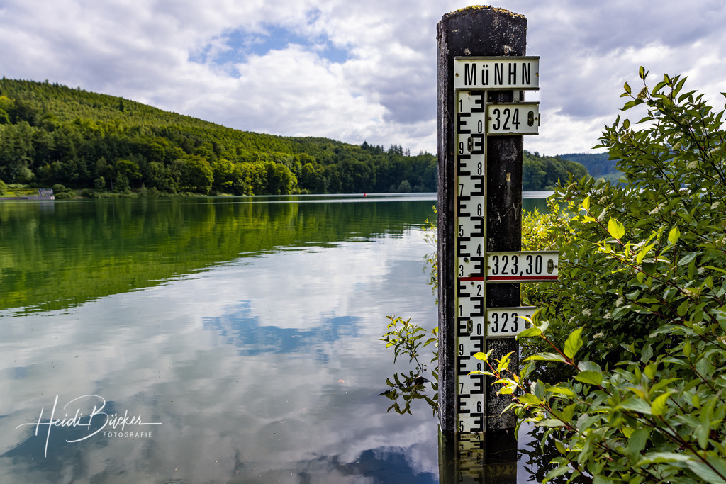 Wasserstandsanzeige am Hennesee bei Meschede | Wasserstandsanzeige am Hennesee bei der Staumauer - Realisiert mit Pictrs.com
