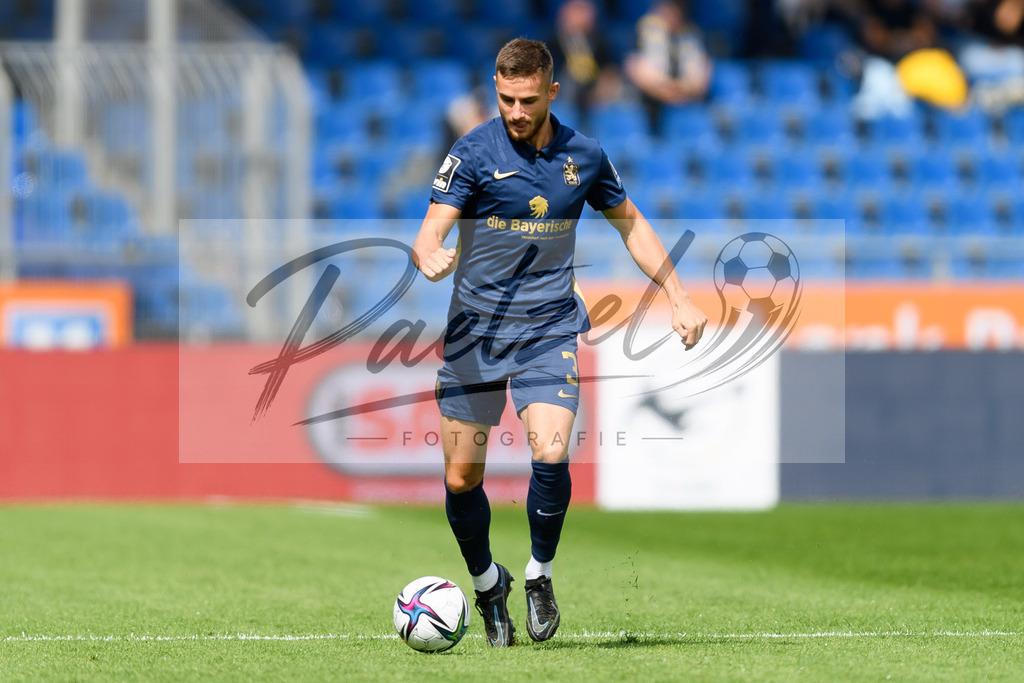EBSTSV20210828_085 | Fussball, Herren: Niklas Lang (TSV 1860 Muenchen) in Aktion, am Ball, Einzelaktion beim Spiel der 3. Liga zwischen Eintracht Braunschweig und TSV 1860 Muenchen im Eintracht-Stadion am 28.08.2021 in Braunschweig, Deutschland.DFB / DFL REGULATIONS PROHIBIT ANY USE OF PHOTOGRAPHS AS IMAGE SEQUENCES AND/OR QUASI-VIDEO. - Realisiert mit Pictrs.com