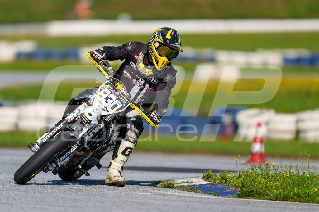 SuperMoto_Staatsmeisterschaft_Greinbach_202 | GRIPcapture steht für authentische Sportfotografie in Österreich – für Momente, die mehr sind als Geschwindigkeit oder Ergebnis. Es geht um Emotion, Spannung, Fokus und den Augenblick, der oft nur einen Wimpernschlag dauert.Ob Motorsport, Teamsport oder 