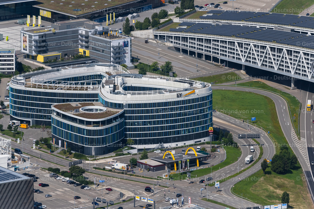 4047071 | STUTTGART 11.08.2021 Bürogebäude des Verwaltungs- und Geschäftshauses " Sky Loop " an der Flughafenstraßein Stuttgart im Bundesland Baden-Württemberg, Deutschland. Weiterführende Informationen bei: Ernst & Young GmbH Wirtschaftsprüfungsgesellschaft,  FKN HOLDING GmbH & Co. KG,  Flughafen Stuttgart GmbH,  HASCHER JEHLE Architektur,  Kurz und Fischer GmbH,  MB Müller & Bleher,  blocher partners. // Office building " Sky Loop " in Stuttgart in the state Baden-Wuerttemberg, Germany. Further information at: Ernst & Young GmbH Wirtschaftspruefungsgesellschaft,  FKN HOLDING GmbH & Co. KG,  Flughafen Stuttgart GmbH,  HASCHER JEHLE Architektur,  Kurz und Fischer GmbH,  MB Mueller & Bleher,  blocher partners. Foto: Gerhard Launer
