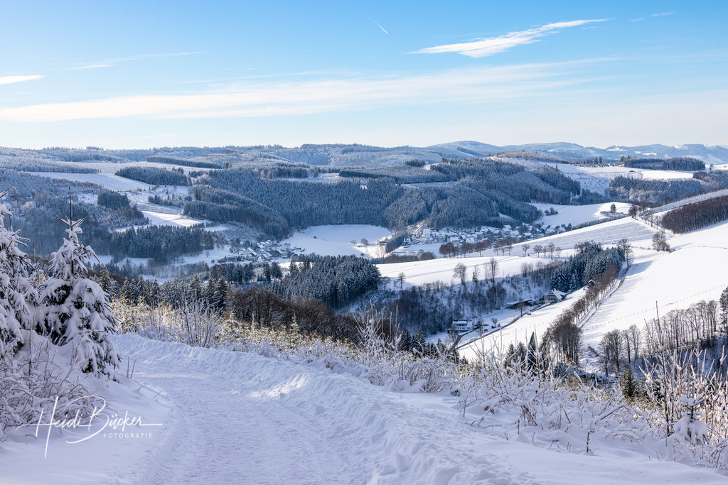 Winterliche Aussicht vom Hohen Knochen | Bilder und Impressionen zu jeder Jahreszeit aus dem Sauerland im Naturpark Sauerland-Rothaargebirge - Realisiert mit Pictrs.com