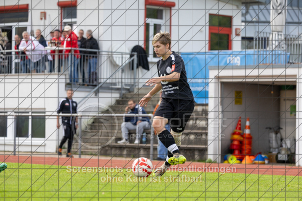 20250928_134900_0334 | #,1.FC Donzdorf (schwarz) vs. TV Derendingen (rot), Fussball, Frauen-Verbandsliga Württemberg, 03. Spieltag, Saison 2025/2026, Rasenplatz Lautertal Stadion, Süßener Straße 16, 73072 Donzdorf, 28.09.2025 - 13:00 Uhr,Foto: PhotoPeet-Sportfotografie/Peter Harich