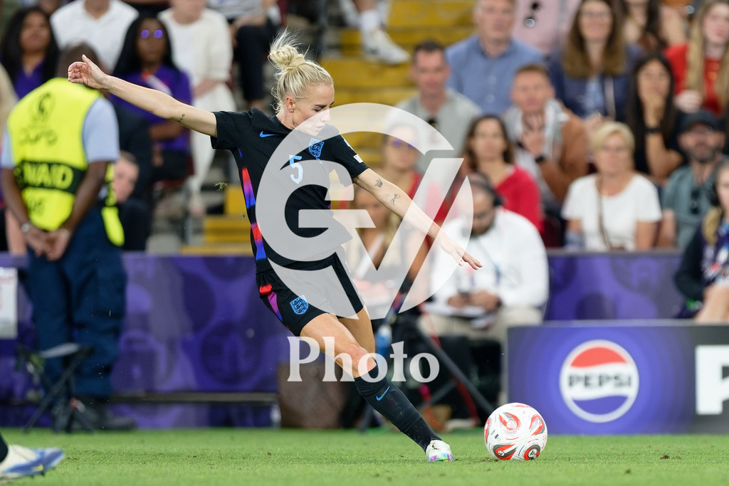 England v Italy - UEFA Women's EURO 2025 Semi-Final | GENEVA, SWITZERLAND - JULY 22:  Alex Greenwood of England shoots  during the UEFA Women's EURO 2025 Semi-Final match between England and Italy at Stade de Geneve on July 22, 2025 in Geneva, Switzerland. (Photo by Giuseppe Velletri/Sports Press Photo/Getty Images)