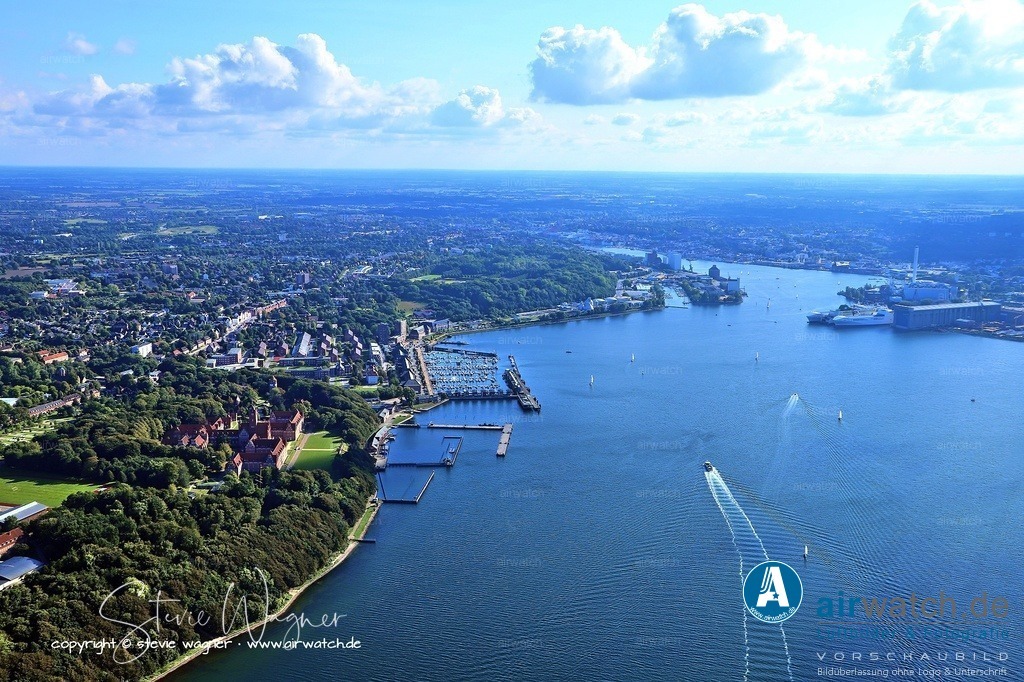 Luftbild Anflug Marineschule Mürwik in Flensburg-Mürwik | Die Marineschule Mürwik in Flensburg-Mürwik ist die älteste Kaserne, die noch heute von der Bundeswehr genutzt wird und seit 1910 die zentrale Ausbildungsstätte für deutsche Marineoffiziere ist.