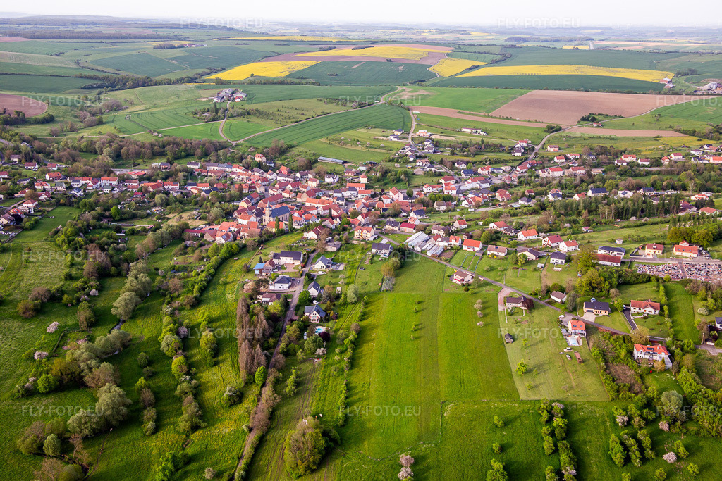 Vue aérienne: Vue de la ville depuis le sud-ouest à Gros-Réderching dans le département Moselle, France.Photo: IMG_140426.jpg prise le 30/04/2024 par Werner Riehm/FLY-FOTO.euRésolution de l'original: 5472 x 3648 px