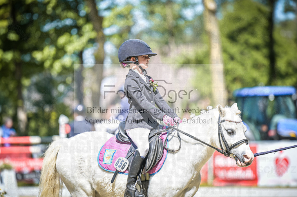 DOS_8705 | Entdecke hochwertige Reitturnierfotos von Foto Oger. Professionell, emotional und authentisch – jetzt Lieblingsmomente im Shop bestellen.Deutschlandweite Turnierfotografie. - Realisiert mit Pictrs.com