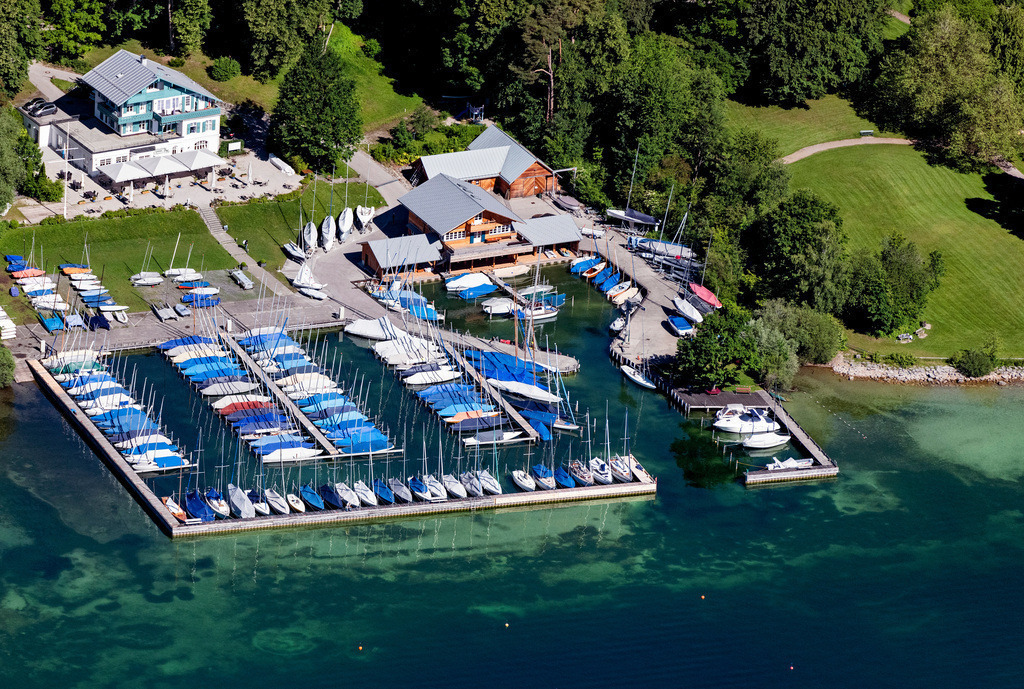 dr__0053536.jpg | STARNBERG 12.06.2020 Yachthafen Münchner Yacht-Club e. V. mit Sportboot- Anlegestellen und Bootsliegeplätzen am Uferbereich des Starnberger See in Starnberg im Bundesland Bayern, Deutschland. // Pleasure boat marina with docks and moorings on the shore area of Starnberger See in Starnberg in the state Bavaria, Germany. Foto: Daniel Reiter