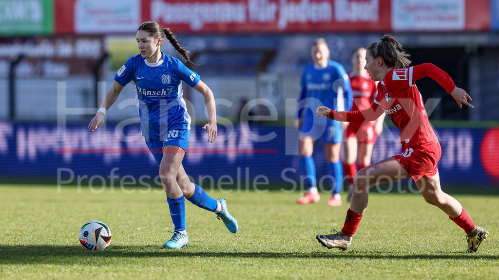 Fussball, 2. Frauen-Bundesliga, SV Meppen - SC Freiburg II | v.li.: Sonja Lux (SV Meppen, 15) und Victoria Wunderlich (SC Freiburg II, 20) im Zweikampf, Duell, Dynamik, Aktion, Action, Spielszene, DIE DFB-RICHTLINIEN UNTERSAGEN JEGLICHE NUTZUNG VON FOTOS ALS SEQUENZBILDER UND/ODER VIDEOÄHNLICHE FOTOSTRECKEN. DFB REGULATIONS PROHIBIT ANY USE OF PHOTOGRAPHS AS IMAGE SEQUENCES AND/OR QUASI-VIDEO.