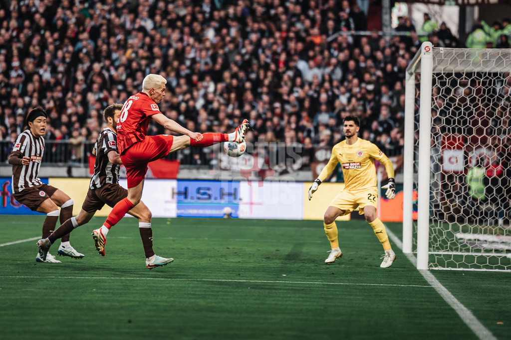 Fußball | Männer | Saison 2025/2026  | Fußball-Bundesliga | 27. Spieltag | FC St. Pauli vs. SC Freiburg | 22.04.2026 | Torschuss von Matthias Ginter (#28, SC Freiburg)