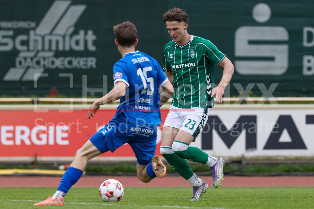 Fussball, Regionalliga Nord, SV Werder Bremen II - SSV Jeddeloh | v.li.: Hugo Brandes (SSV Jeddeloh, 15) und Kevin Manthey (SV Werder Bremen II, 23) im Zweikampf, Duell, Dynamik, Aktion, Action, Spielszene