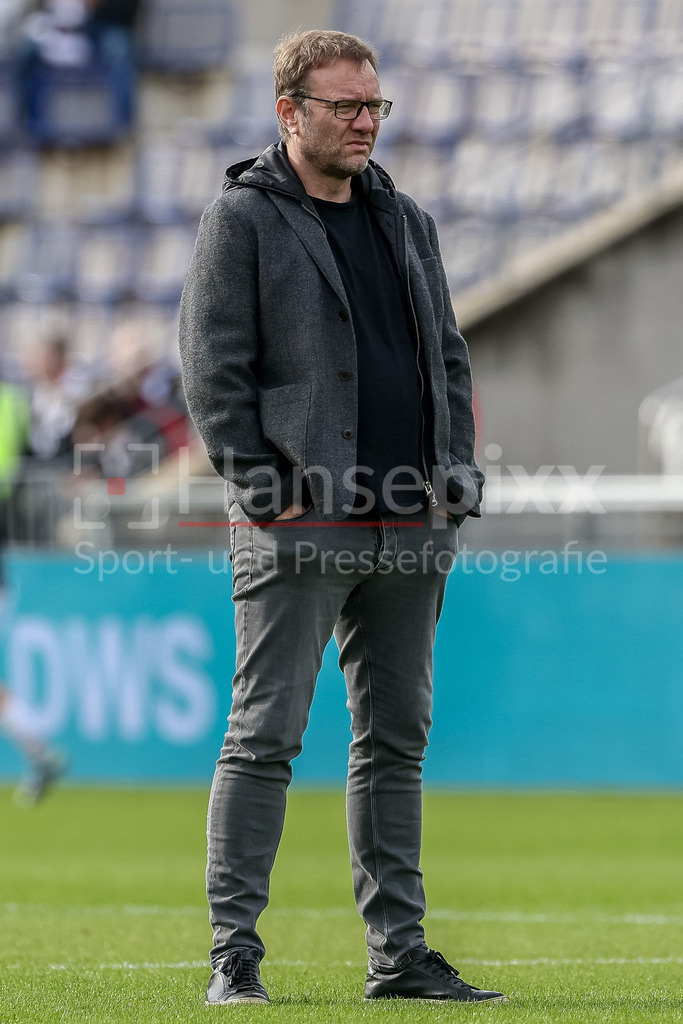 Fussball, Google Pixel Frauen-Bundesliga, Eintracht Frankfurt - SV Werder Bremen | v.li.: Thomas Horsch (Trainer, Cheftrainer, SV Werder Bremen), DIE DFB-RICHTLINIEN UNTERSAGEN JEGLICHE NUTZUNG VON FOTOS ALS SEQUENZBILDER UND/ODER VIDEOÄHNLICHE FOTOSTRECKEN. DFB REGULATIONS PROHIBIT ANY USE OF PHOTOGRAPHS AS IMAGE SEQUENCES AND/OR QUASI-VIDEO.