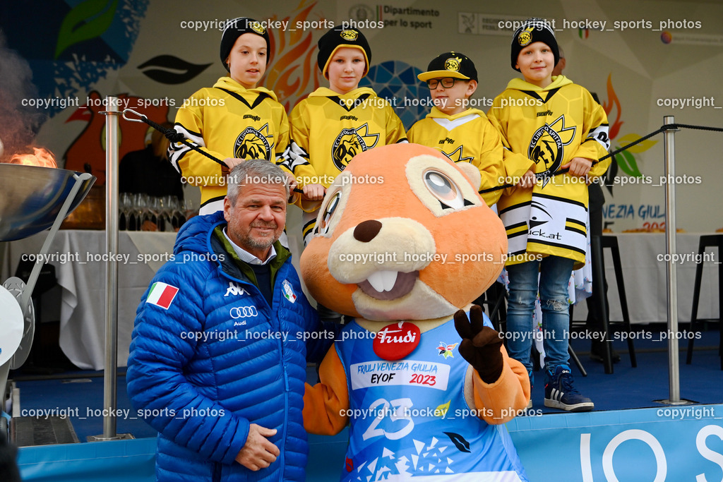 European Youth Olympic Festival EYOF 2023 Pressekonferenz | Jugendspieler EC Hornets Spittal, Olympisches Feuer, Maskottchen European Youth Olympic Festival EYOF 2023,  Bürgermeister Spittal an der Drau Gerhard Köfer, 