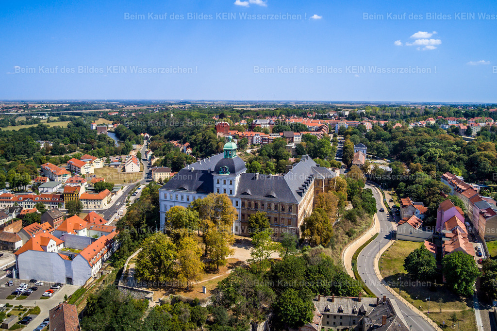 Weißenfels-0009 | Das Museum Weißenfels ist ein regional- und stadtgeschichtliches Museum in Weißenfels im Burgenlandkreis in Sachsen-Anhalt. Es wurde 1910 gegründet und befindet sich seit 1964 auf Schloss Neu-Augustusburg. Die drei größten Sammlungen des Museums sind Schuhe, Vivatbänder und Eisenkunstguss.  - Realisiert mit Pictrs.com