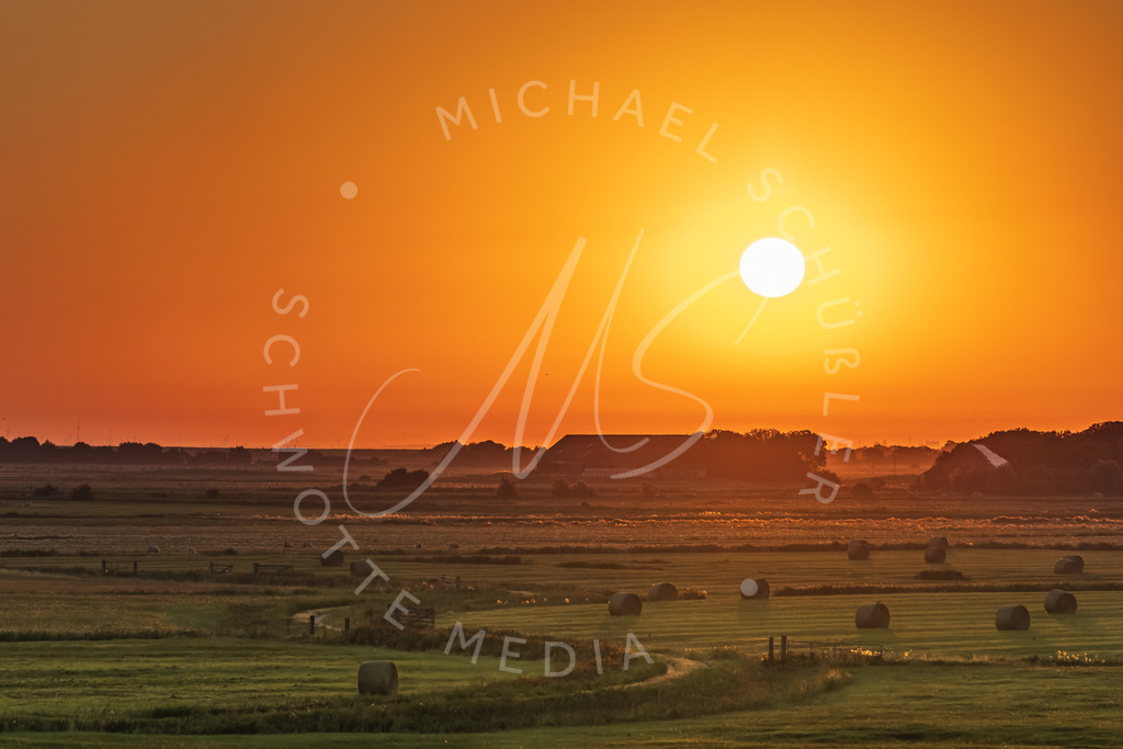 2022-08-13 Westerhever Mond Leuchtturm - 002 | Sonnenaufgang über Westerhever - Realisiert mit Pictrs.com