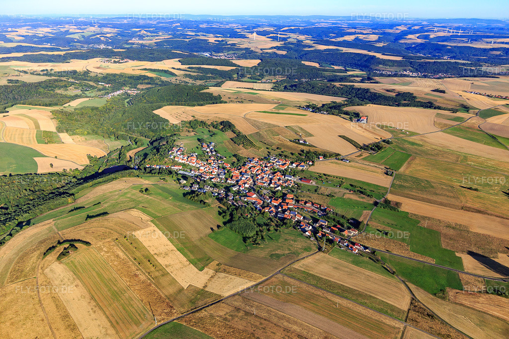 Luftbild: Ortsansicht von Südosten in Becherbach im Bundesland Rheinland-Pfalz in Deutschland. Foto: IMG_109840.jpg vom 06.08.2018 durch Werner Riehm/FLY-FOTO.de