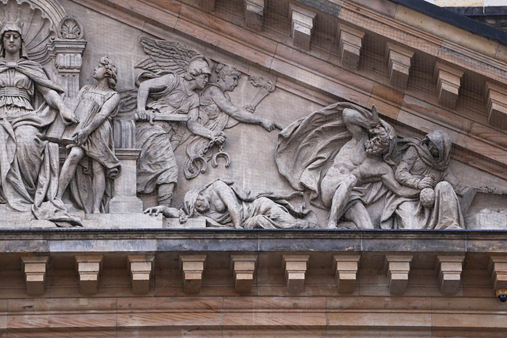 Bildlexikon Leipzig - Bundesverwaltungsgericht - Tympanon - Justitia in bestrafender Funktion | Das Team hinter BILDLEXIKON LEIPZIG bündelt historische wie aktuelle Informationen über die Stadt Leipzig in Text und Bild auf einer Plattform und stellt diese der interessierten Öffentlichkeit zur Verfügung.
