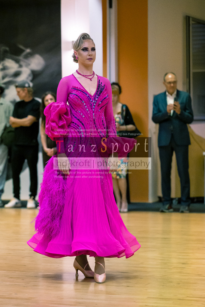 20250906_LM_By_HGR-S-Std_7157 | Tanzsportbilder, Standardtanz, Lateintanz, WDSF, DTV, LTVB, dancecomp, goc, hessen tanzt, blaues band der spree, walzer, tango, wiener walzer, slowfox, quickstepp, samba, rumba, cha-cha-cha, paso doble. jive, hd-kroft photography, turniertanzsport