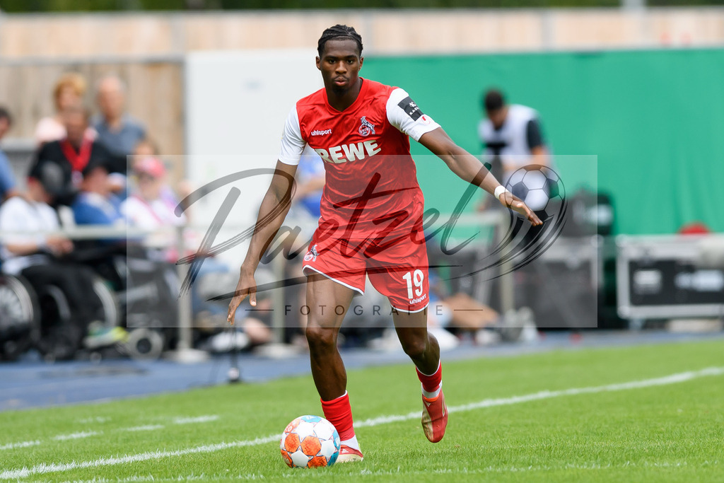 JENKOE20210808_167 | Fussball, Herren: Kingsley Ehizibue (1. FC Koeln) in Aktion, am Ball, Einzelaktion beim Spiel der 1. Runde im DFB-Pokal zwischen FC Carl Zeiss Jena und 1. FC Koeln im Ernst-Abbe-Sportfeld am 08.08.2021 in Jena, Deutschland.DFB / DFL REGULATIONS PROHIBIT ANY USE OF PHOTOGRAPHS AS IMAGE SEQUENCES AND/OR QUASI-VIDEO. - Realisiert mit Pictrs.com