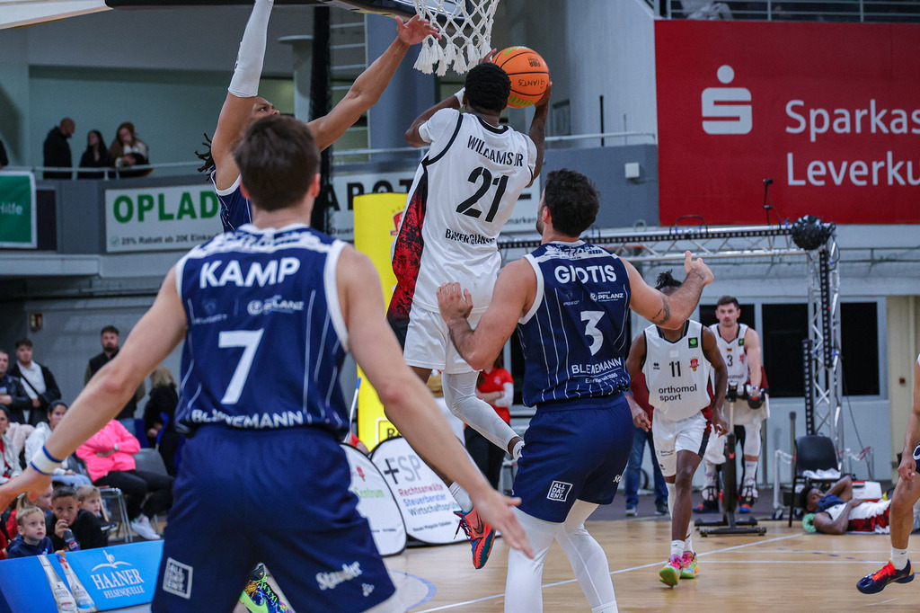 BAYER GIANTS vs VfL Sparkassenstars Bochum-36 | Fotos von Basketballspielen aus dem Raum NRW fotografiert von Gero Mueller-Laschet und Daniel Schaefer - Realisiert mit Pictrs.com