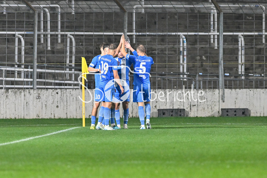 FC Bayern Amateure - FV Illertissen | Jubel der Gaeste nach dem Treffer zum 0-1 / Freude / Happy / Tor / Torschuetze