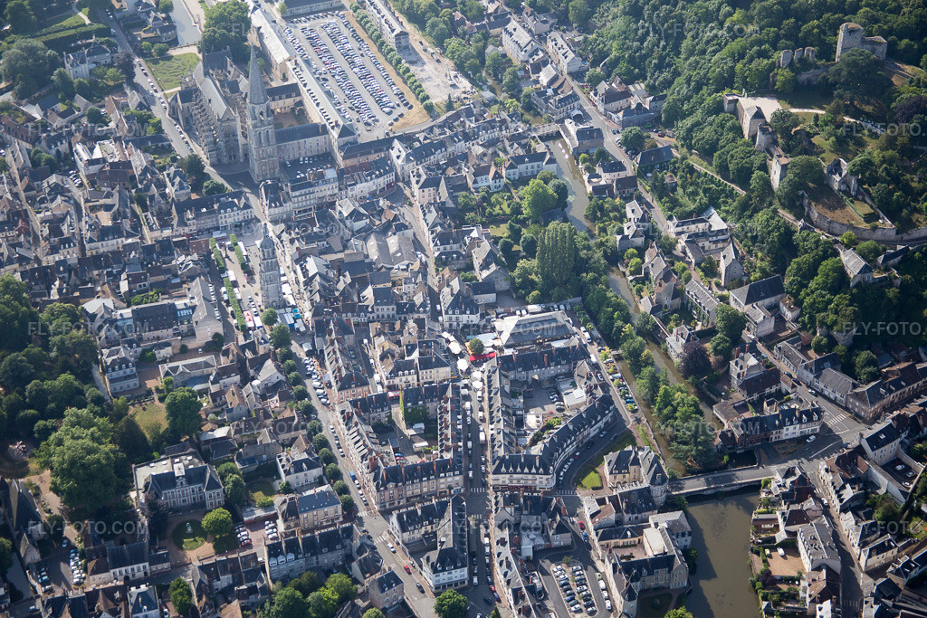 Aerial view: View of the town in Vendôme in the state Loir et Cher, France.Photo: IMG_081088.jpg taken on 06/19/2015 by Werner Riehm/FLY-FOTO.comResolution of the original: 5472 x 3648 px