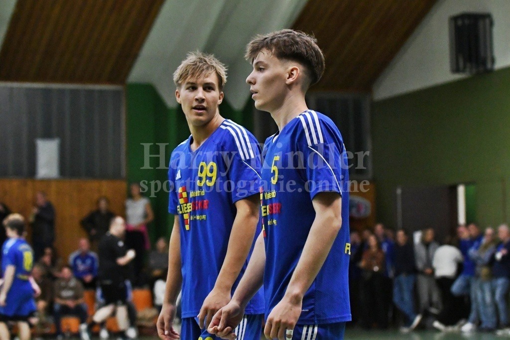SSG Metten :  TSV 1861 Mainburg | gemeinsam zum ersten Saisonssieg: Leonard  Reiszky (#99), Philipp Gäck (SSG Metten #5) - Realisiert mit Pictrs.com