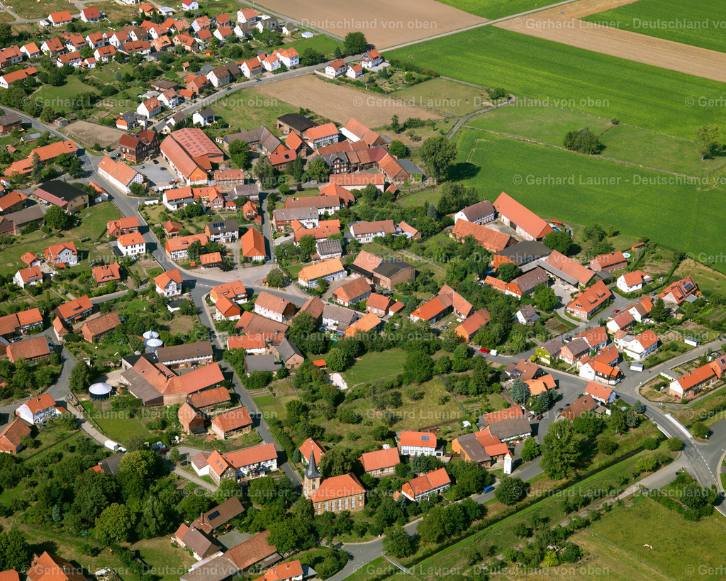 2638823 | GIELDE 23.08.2006 Landwirtschaftliche Nutzflächen und Feldgrenzen  umsäumen das Siedlungsgebiet des Dorfes in Gielde im Bundesland Niedersachsen, Deutschland // Agricultural land and field boundaries surround the settlement area of the village  in Gielde in the state Lower Saxony, Germany Foto: Gerhard Launer