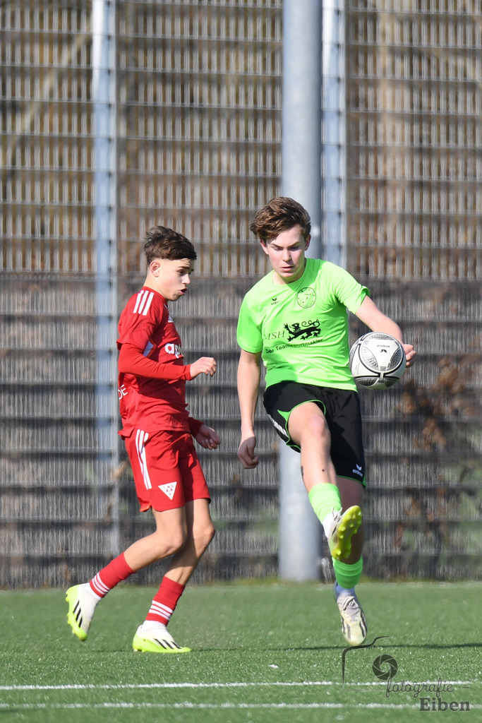 JFV Edewecht-TSV Bemerode U15 | C-Jugend Niedersachsenliga; JFV Edewecht (grün)-TSV Bemerode U15 (rot) am 09.03.2024; in Edewecht (Sportpark Göhlenweg), Photo: Philip Eiben 2024 - Realisiert mit Pictrs.com