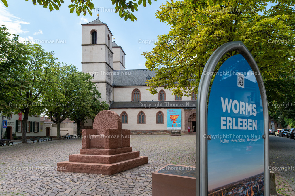 Worms-2025DSC_8755 | Worms, St. Andreas, der neugeschaffene Thron  auf dem Vorplatz, ,, Bild: Thomas Neu