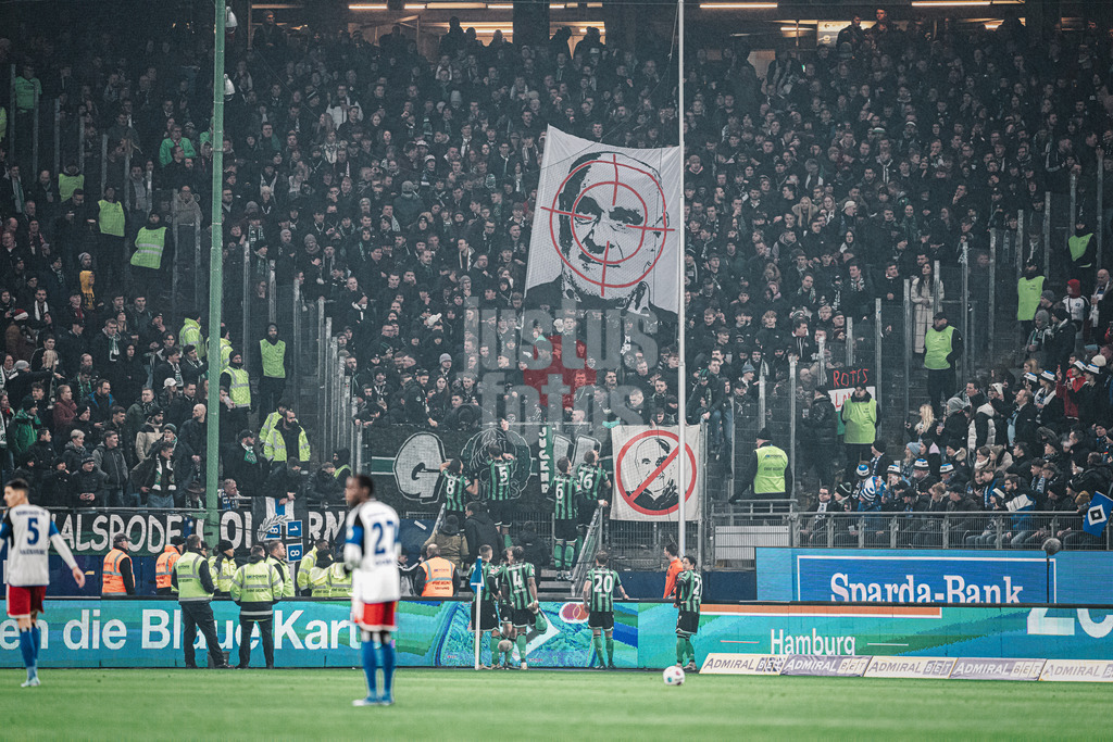 Fußball | Männer | Saison 2023/2024 | 2. Fußball-Bundesliga | 21. Spieltag | Hamburger SV vs. Hannover 96 | 09.02.2024 | Die Hannover Fans mit Bannern sorgen beinahe für einen Spielabbruch, Die Spieler appelieren an die Fans