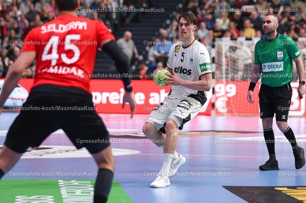 xKWIx22032601047 | 22.03.2026, Handball, Länderspiel Herren, Deutschland - Ägypten, ÖVB-Arena Bremen:  Miro Schluroff (Germany #05) hinter Seif Elderea (Egypt #45) xKamilxWilkowskixPressefotoKochx