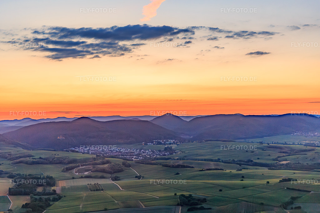 Luftbild: Haardrand des Pfälzerwalds nach Sonnenuntergang aus Westen in Klingenmünster im Bundesland Rheinland-Pfalz in Deutschland. Foto: IMG_115620.jpg vom 21.06.2019 durch Werner Riehm/FLY-FOTO.de