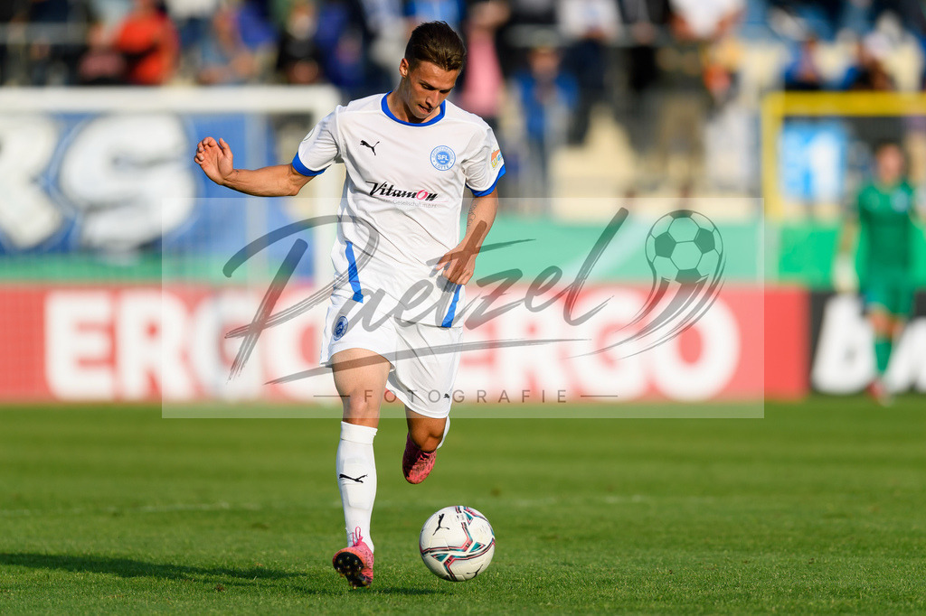 LOTKSC20210809_168 | Fussball, Herren: Tyson Richter (Sportfreunde Lotte) in Aktion, am Ball, Einzelaktion beim Spiel der 1. Runde im DFB-Pokal zwischen SF Lotte und Karlsruher SC im Stadion am Lotter Kreuz am 09.08.2021 in Lotte, Deutschland.DFB / DFL REGULATIONS PROHIBIT ANY USE OF PHOTOGRAPHS AS IMAGE SEQUENCES AND/OR QUASI-VIDEO. - Realisiert mit Pictrs.com