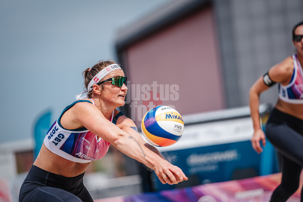 Beachvolleyball | Frauen | German Beach Tour 2024 | Tourstop Bremen | 07.06.2024 | Isabel Schneider bei der Annahme