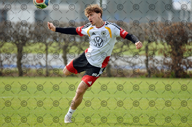 RGE_8622b | Deutsche Nationalmannschaft U-20, Herren, Training auf dem Gebhardt-Platz, im Bild Maurice Krattenmacher ( Hertha BSC ),  24.03. 2026, Fotograf: Ralf Gebhardt - Realisiert mit Pictrs.com