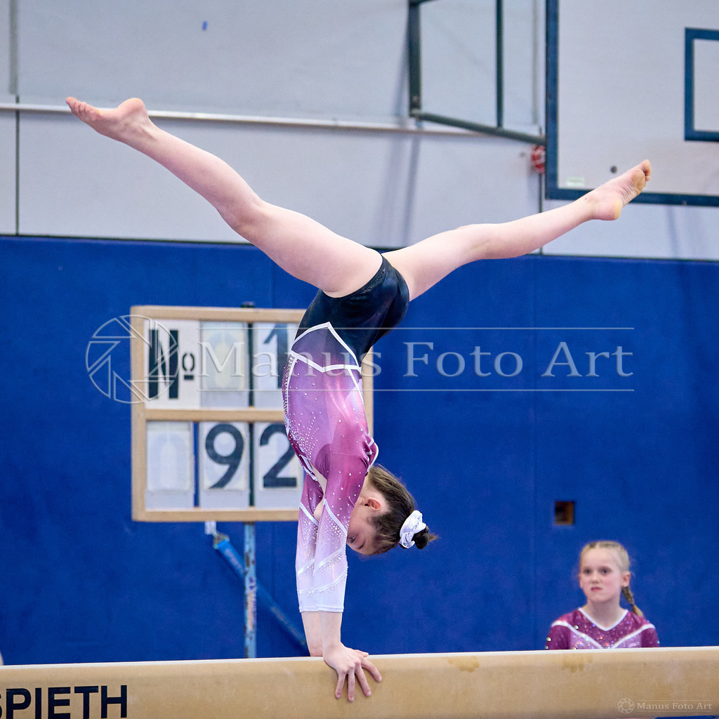 2024-10-06-3-C-DSC01500 | Professionelle Sportfotografie in Hamburg, Schleswig-Holstein und Niedersachsen – spezialisiert auf Rhönrad, Geräteturnen, Leistungsturnen und rhythmische Sportgymnastik. Bundesweite Begleitung von Rhönrad-Events. Jetzt Sport-Fotos - Realisiert mit Pictrs.com