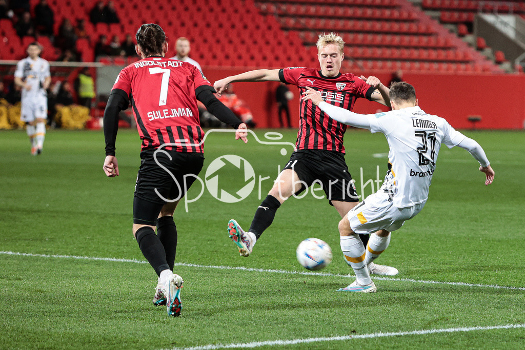 FC Ingolstadt - Dynamo Dresden | Niklas HAUPTMANN (SGD #27) wird von Calvin Marc BRACKELMANN (FCI #11) am Schuss gehindert