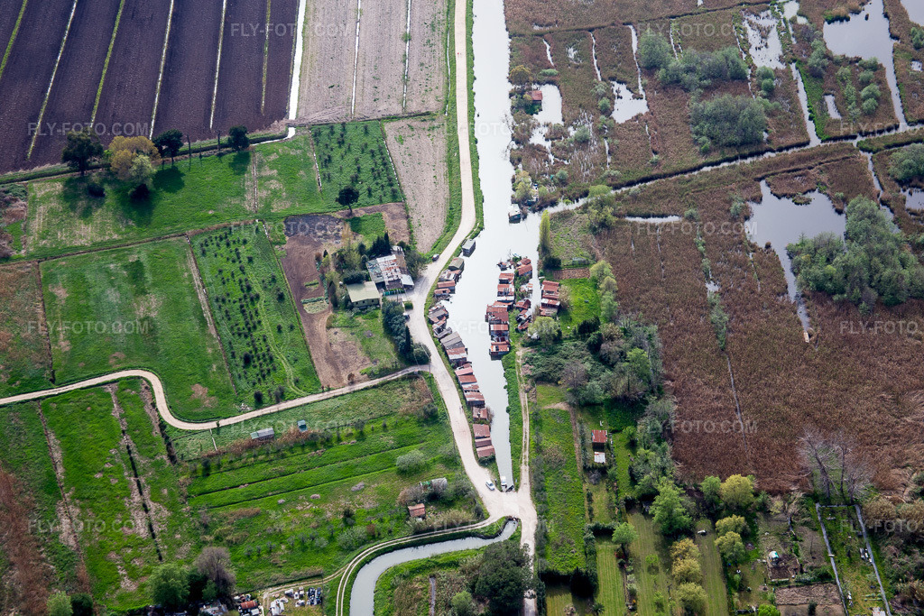 Aerial view: View of the town in Massarosa in the state Lucca, Italy. – Photo: IMG_086987.jpg taken on 04/03/2016 by Werner Riehm/FLY-FOTO.com – Resolution of the original: 5472 x 3648 px
