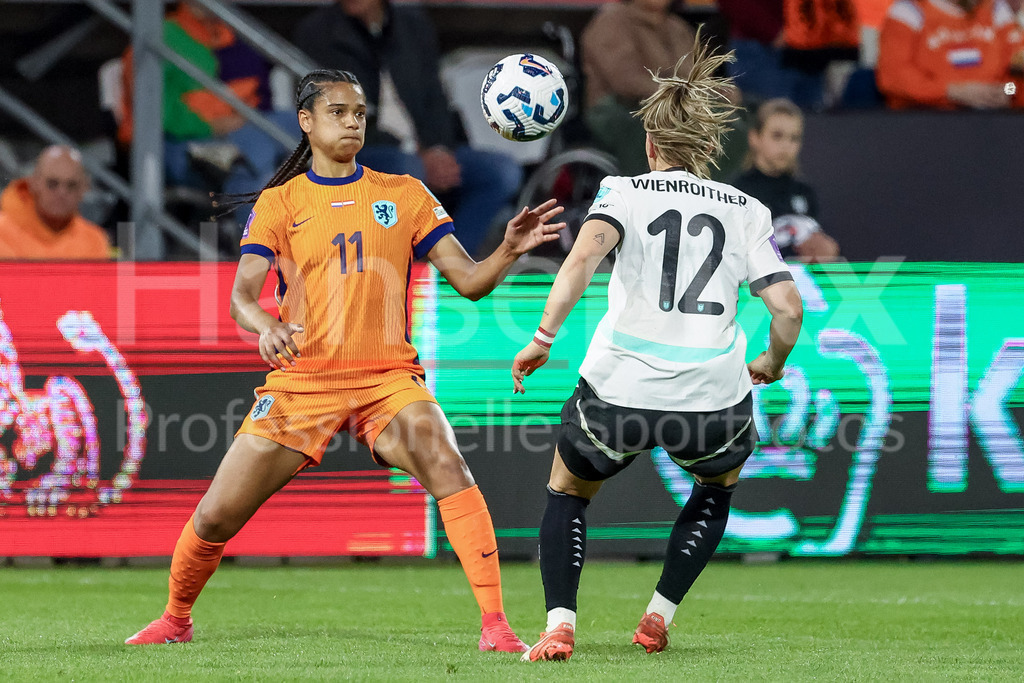Fussball, UEFA Women s Nations League, Deutschland - Österreich | v.li.: Esmee Brugts (Niederlande, 11) und Laura Wienroither (Österreich, 12) im Zweikampf, Duell, Dynamik, Aktion, Action, Spielszene