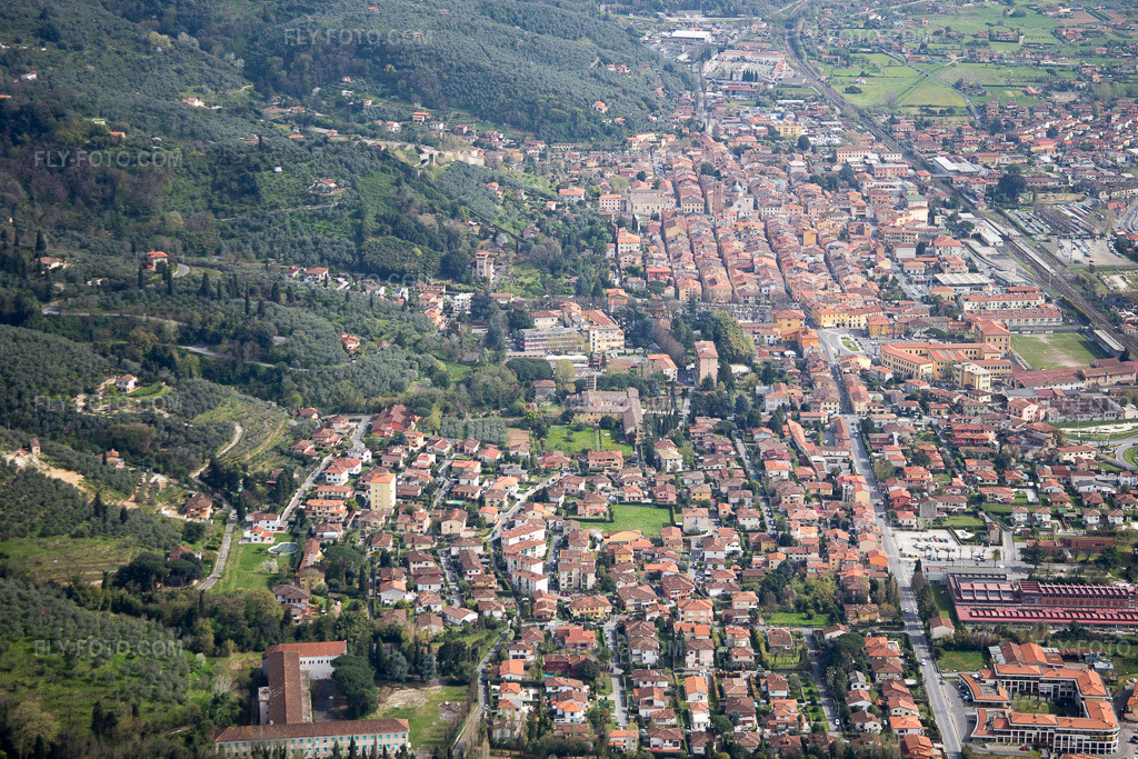 Aerial view: View of the town in Pietrasanta in the state Lucca, Italy. – Photo: IMG_086936.jpg taken on 04/03/2016 by Werner Riehm/FLY-FOTO.com – Resolution of the original: 4777 x 3184 px