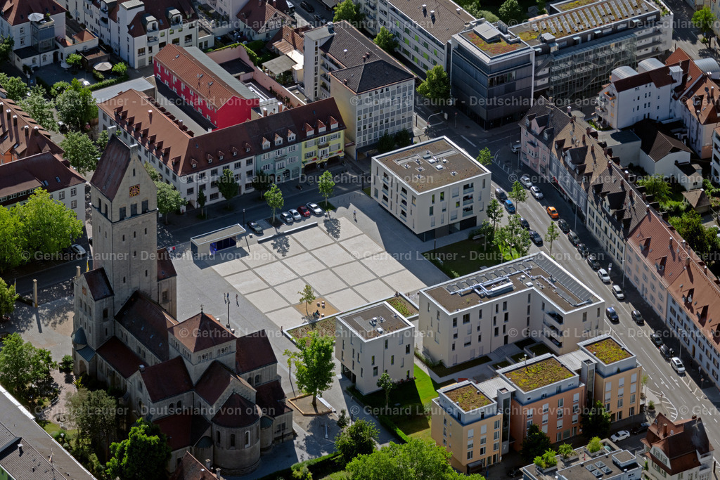 4032437 | SINGEN (HOHENTWIEL) 12.06.2020 Platz- Ensemble mit Wohn- und Geschäftshäusern im Innenstadt- Zentrum in Singen (Hohentwiel) im Bundesland Baden-Württemberg, Deutschland. // Ensemble space an place with residential and commercial buildings in the inner city center in Singen (Hohentwiel) in the state Baden-Wuerttemberg, Germany. Foto: Gerhard Launer